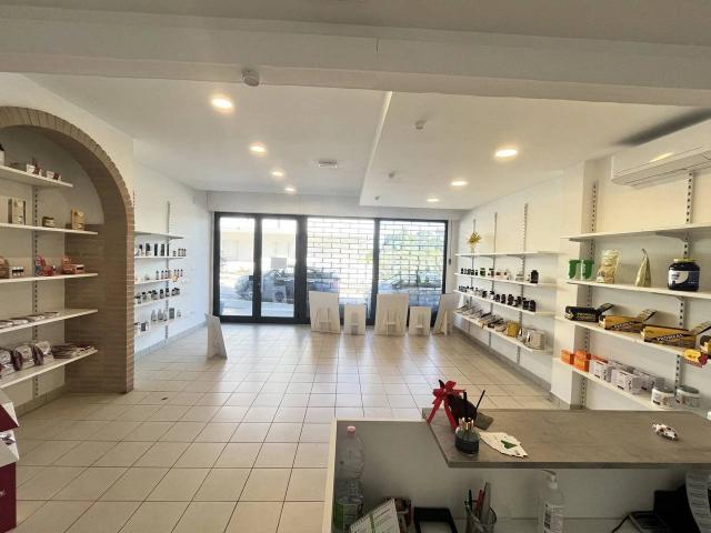 Locale Commerciale in affitto a Marche, Fermo