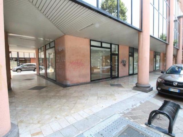 Locale Commerciale in affitto a Volta-Prealpi, Saronno