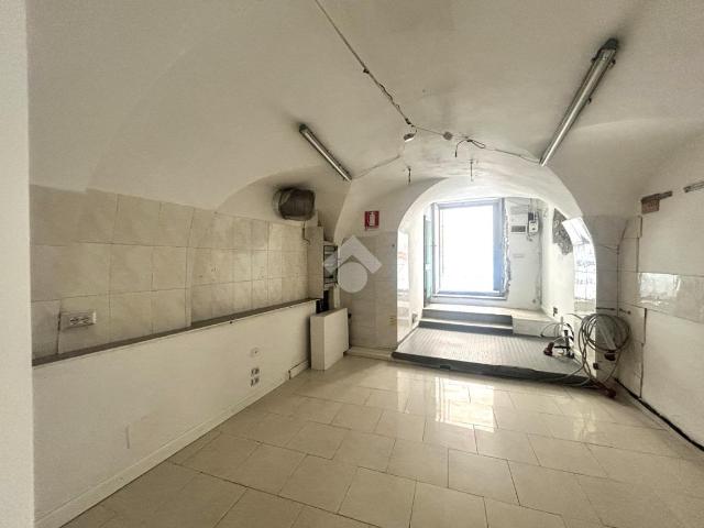 Locale Commerciale in affitto a Sarzana, Liguria