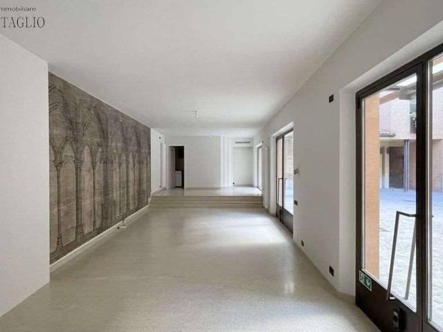 Locale Commerciale in affitto a Unione dei comuni del Distretto Ceramico, Sassuolo