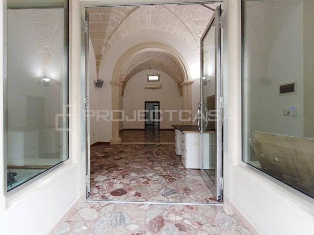 Locale Commerciale in affitto a Puglia, Lecce
