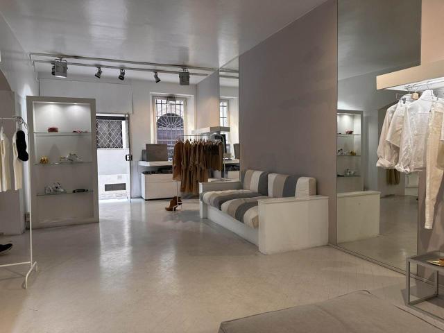 Locale Commerciale in affitto a Rione Porto, Marche