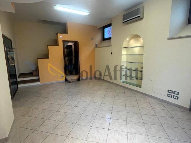 Locale Commerciale in affitto a Rione Porto, Marche