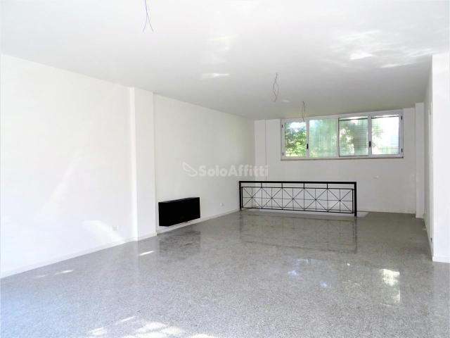 Locale Commerciale in affitto a Vivere Verde, Marche