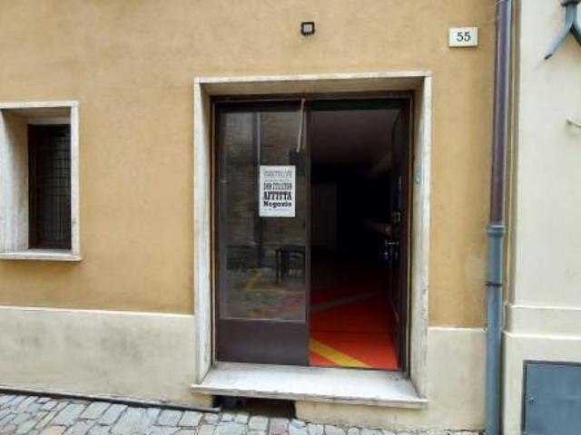 Locale Commerciale in affitto a Rione Porto, Marche