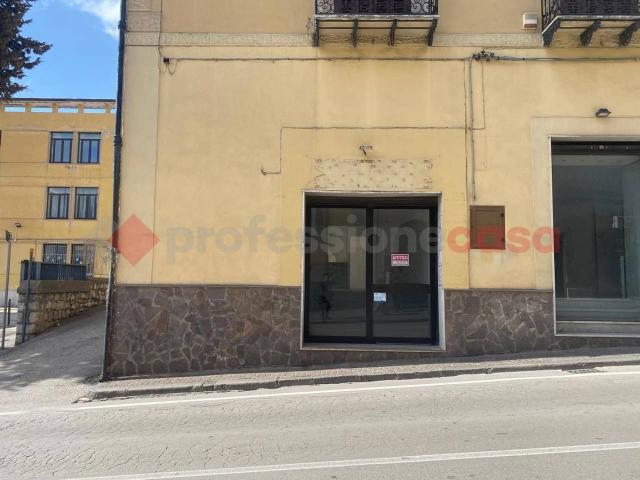 Locale Commerciale in affitto a Sessa Aurunca, Campania
