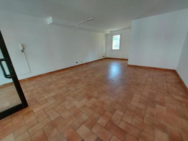 Locale Commerciale in affitto a San Giorgio, Sesto Calende