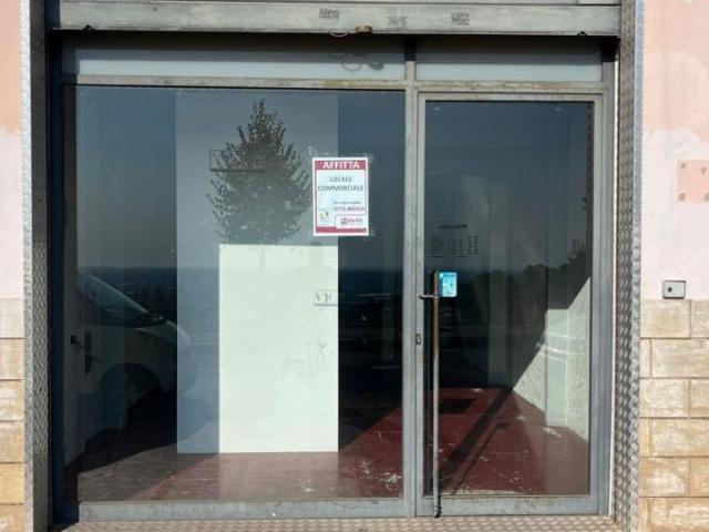 Locale Commerciale in affitto a Sezze, Lazio