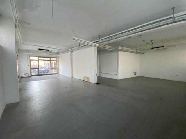 Locale Commerciale in affitto a Signa, Toscana