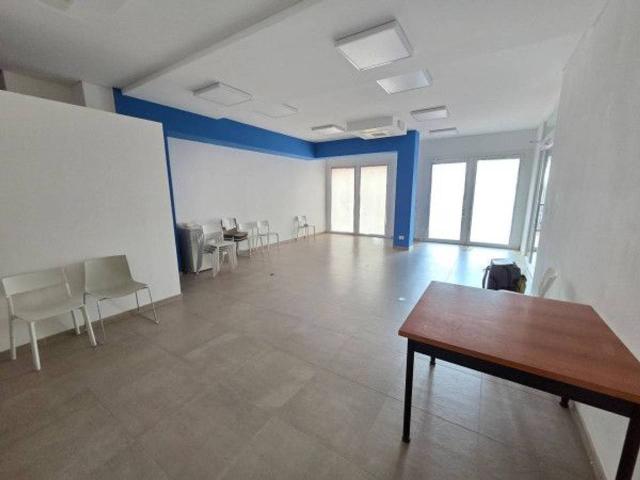 Locale Commerciale in affitto a Signa, Toscana