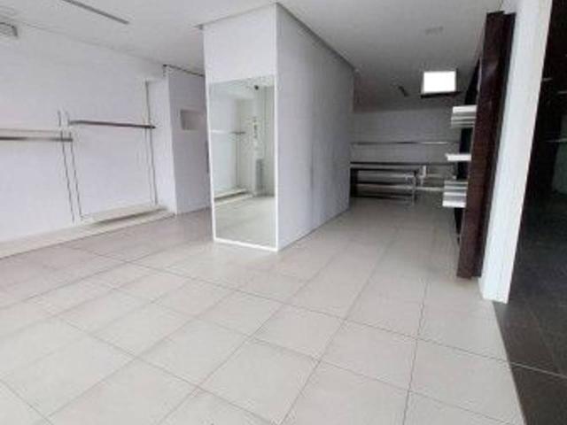 Locale Commerciale in affitto a Signa, Toscana
