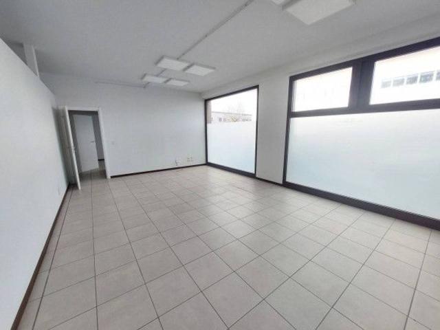 Locale Commerciale in affitto a Signa, Toscana