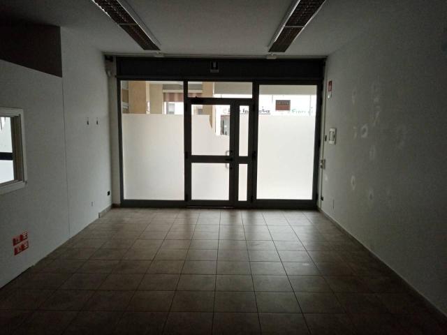 Locale Commerciale in affitto a Signa, Toscana