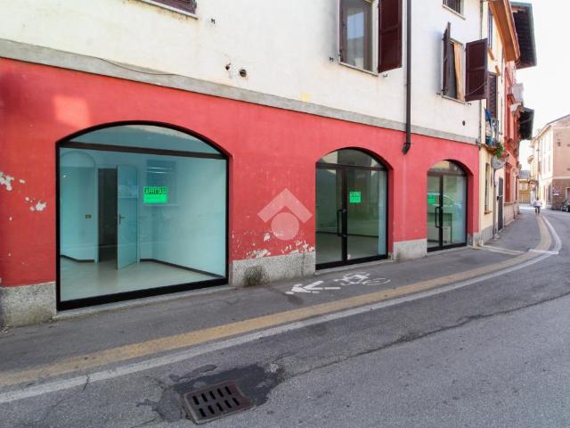 Locale Commerciale in affitto a Soresina, Lombardia