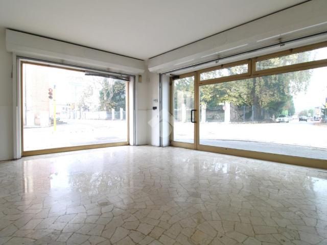 Locale Commerciale in affitto a Sovizzo, Veneto