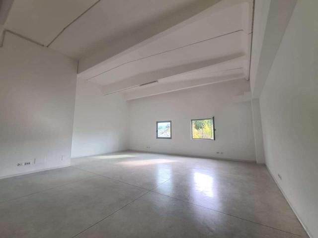 Locale Commerciale in affitto a Madonna di Lugo, Spoleto