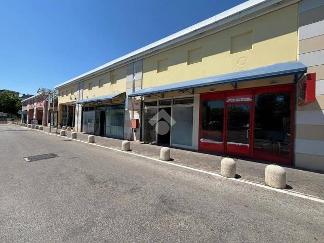 Locale Commerciale in affitto a Villa Raspa, Spoltore