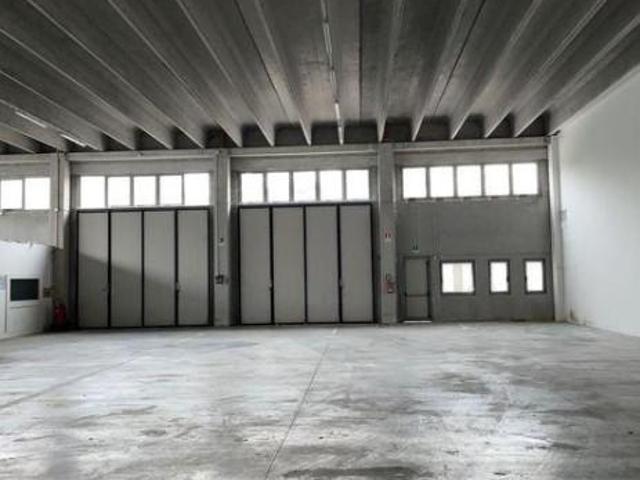 Locale Commerciale in affitto a Spresiano, Veneto