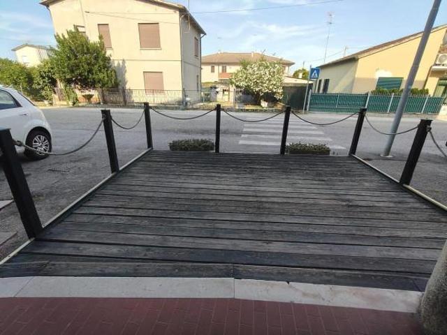 Locale Commerciale in affitto a Taglio Di Po, Veneto