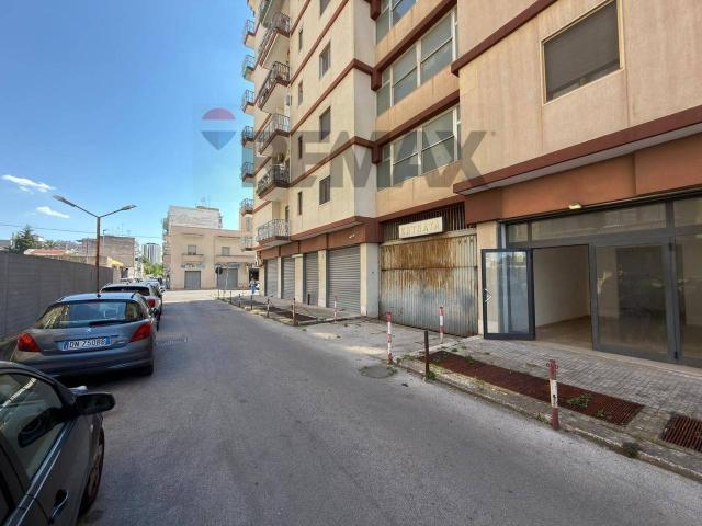 Locale Commerciale in affitto a Puglia, Taranto