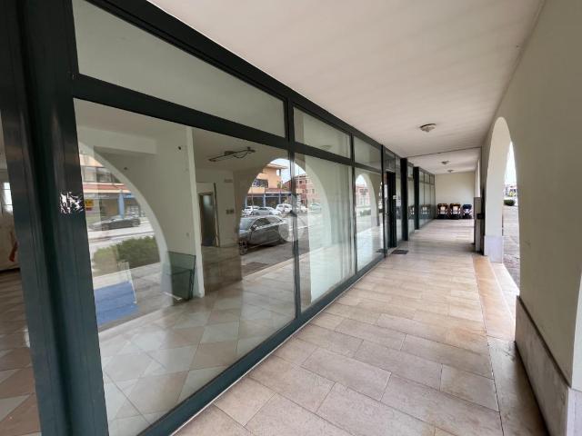 Locale Commerciale in affitto a Tezze Sul Brenta, Veneto