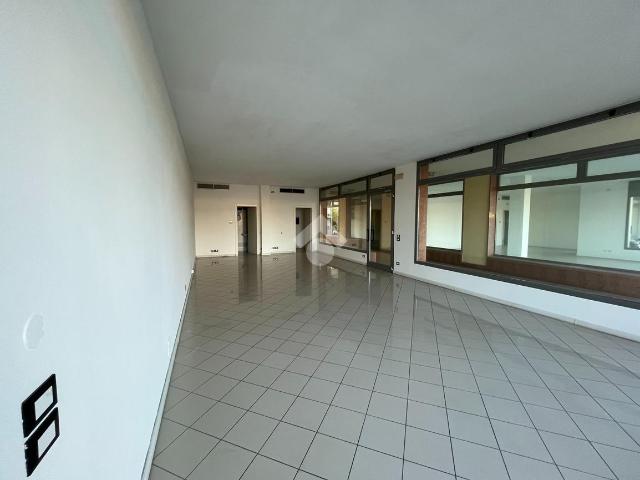 Locale Commerciale in affitto a Tombolo, Veneto