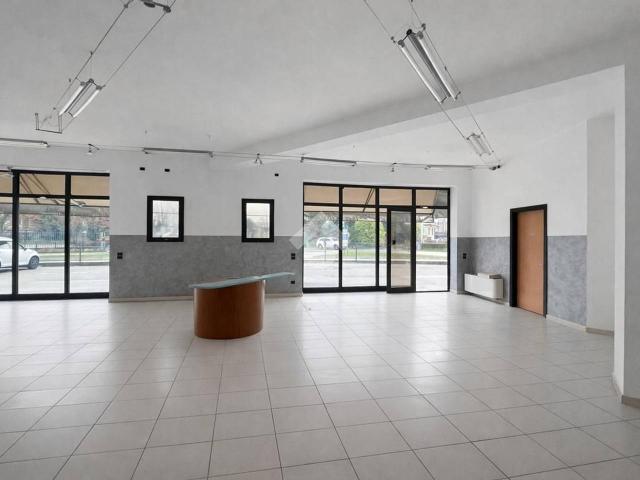Locale Commerciale in affitto a Tombolo, Veneto