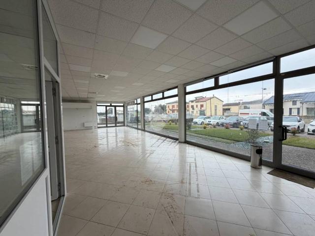 Locale Commerciale in affitto a Tombolo, Veneto