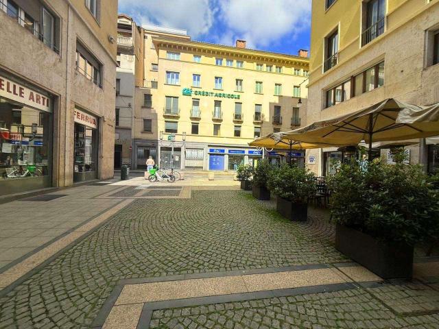 Locale Commerciale in affitto a Circoscrizione 1, Piemonte