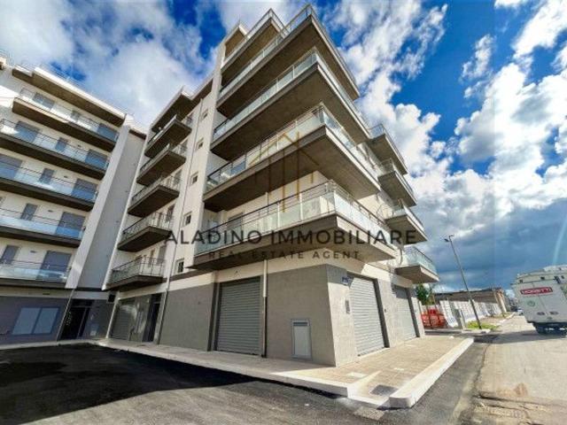 Locale Commerciale in affitto a Puglia, Barletta-andria-trani