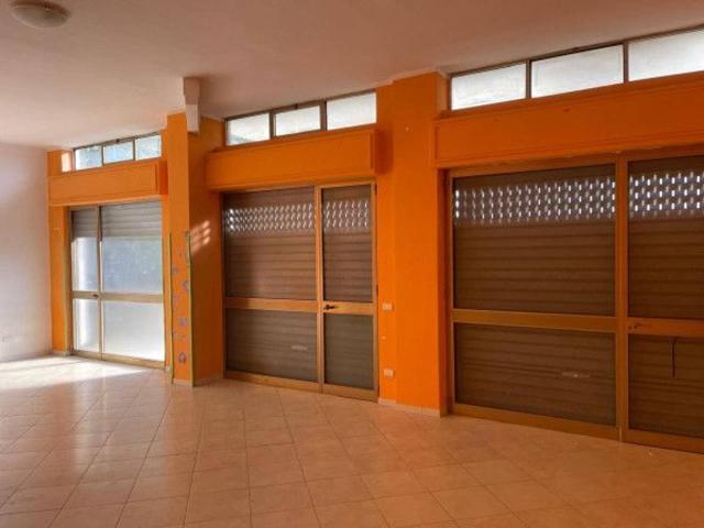 Locale Commerciale in affitto a Puglia, Barletta-andria-trani