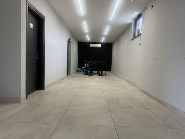 Locale Commerciale in affitto a Trentola, Campania