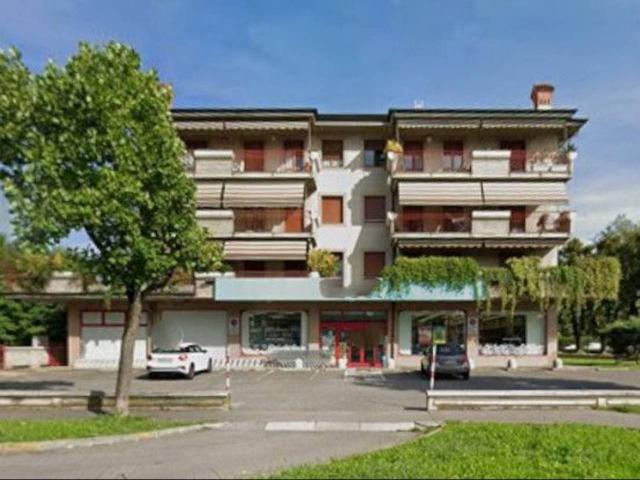 Locale Commerciale in affitto a Treviglio, Lombardia