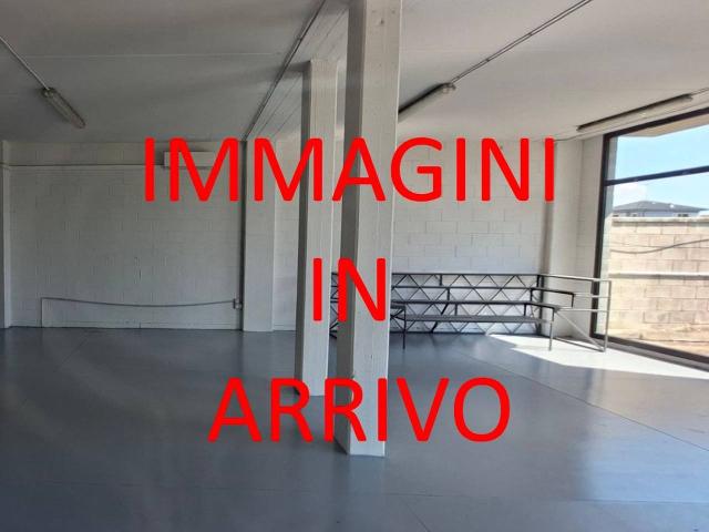Locale Commerciale in affitto a Treviglio, Lombardia