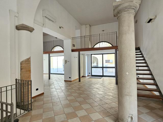 Locale Commerciale in affitto a Treviglio, Lombardia