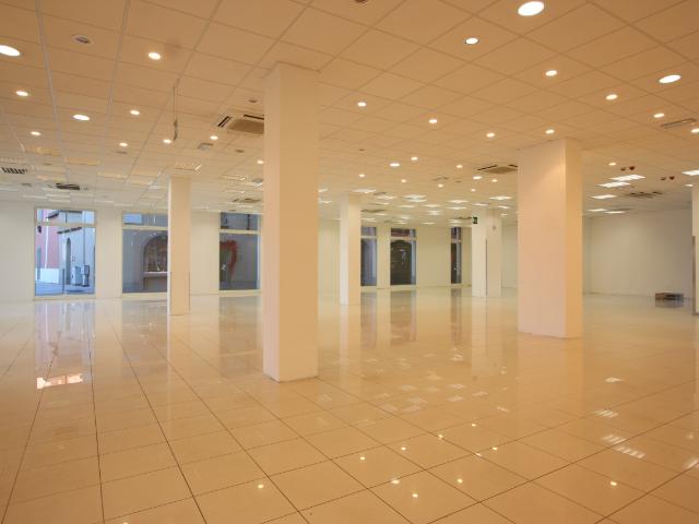 Locale Commerciale in affitto a Treviglio, Lombardia