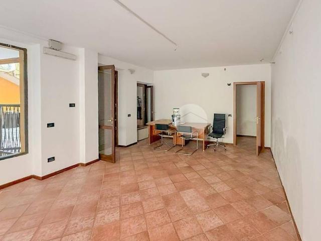 Locale Commerciale in affitto a Treviglio, Lombardia