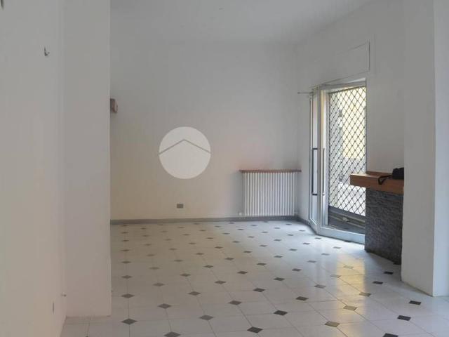 Locale Commerciale in affitto a Treviglio, Lombardia
