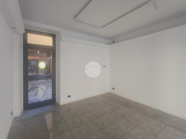 Locale Commerciale in affitto a Treviglio, Lombardia