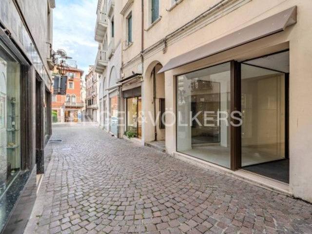 Locale Commerciale in affitto a San Zeno, Treviso