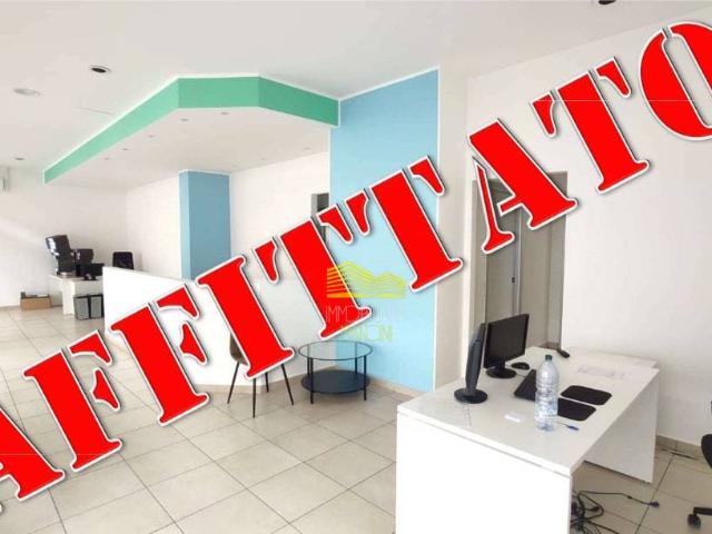 Locale Commerciale in affitto a Baracche, Trezzo Sull'adda