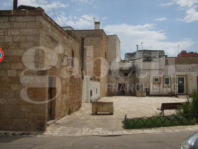 Locale Commerciale in affitto a Puglia, Lecce
