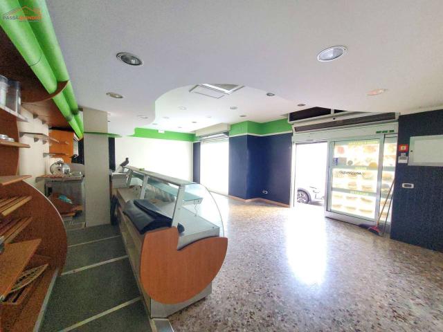 Locale Commerciale in affitto a Puglia, Bari