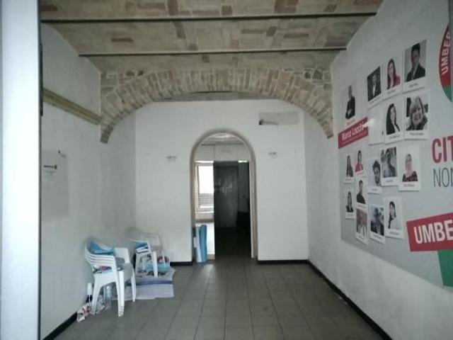 Locale Commerciale in affitto a Umbertide, Umbria