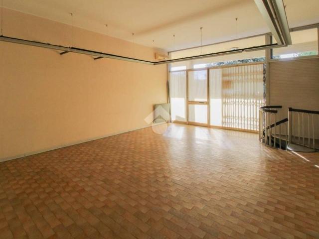 Locale Commerciale in affitto a Urago D'oglio, Lombardia