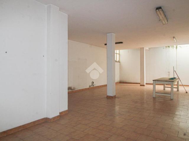 Locale Commerciale in affitto a Urago D'oglio, Lombardia