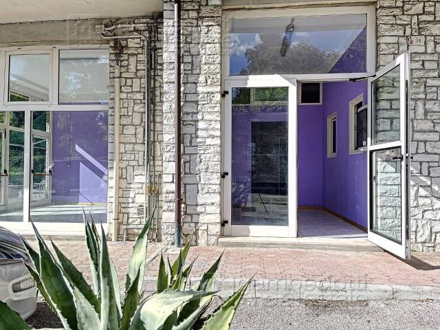 Locale Commerciale in affitto a San Donato, Marche
