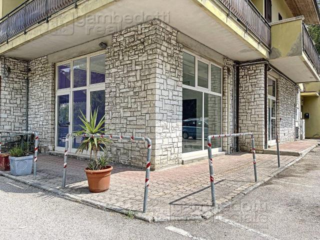 Locale Commerciale in affitto a San Donato, Marche