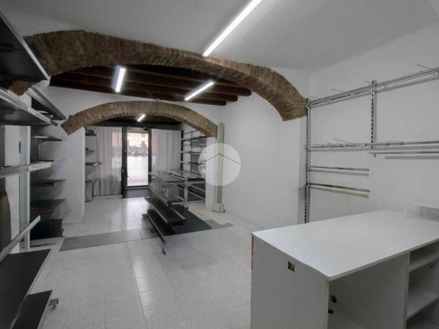 Locale Commerciale in affitto a Urgnano, Lombardia