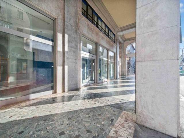 Locale Commerciale in affitto a Biumo Superiore, Varese